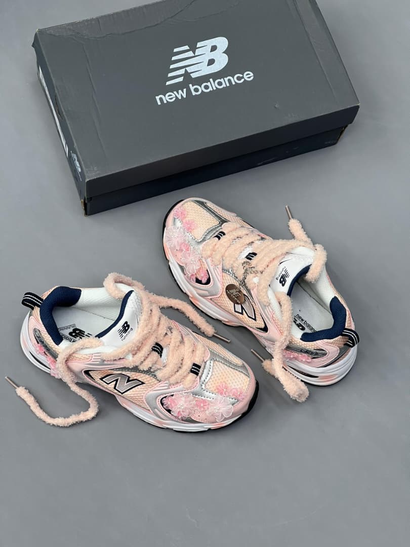 کفش کتونی نیوبالانس 530 کاستوم صورتی گلدار New Balance 530 custom pink