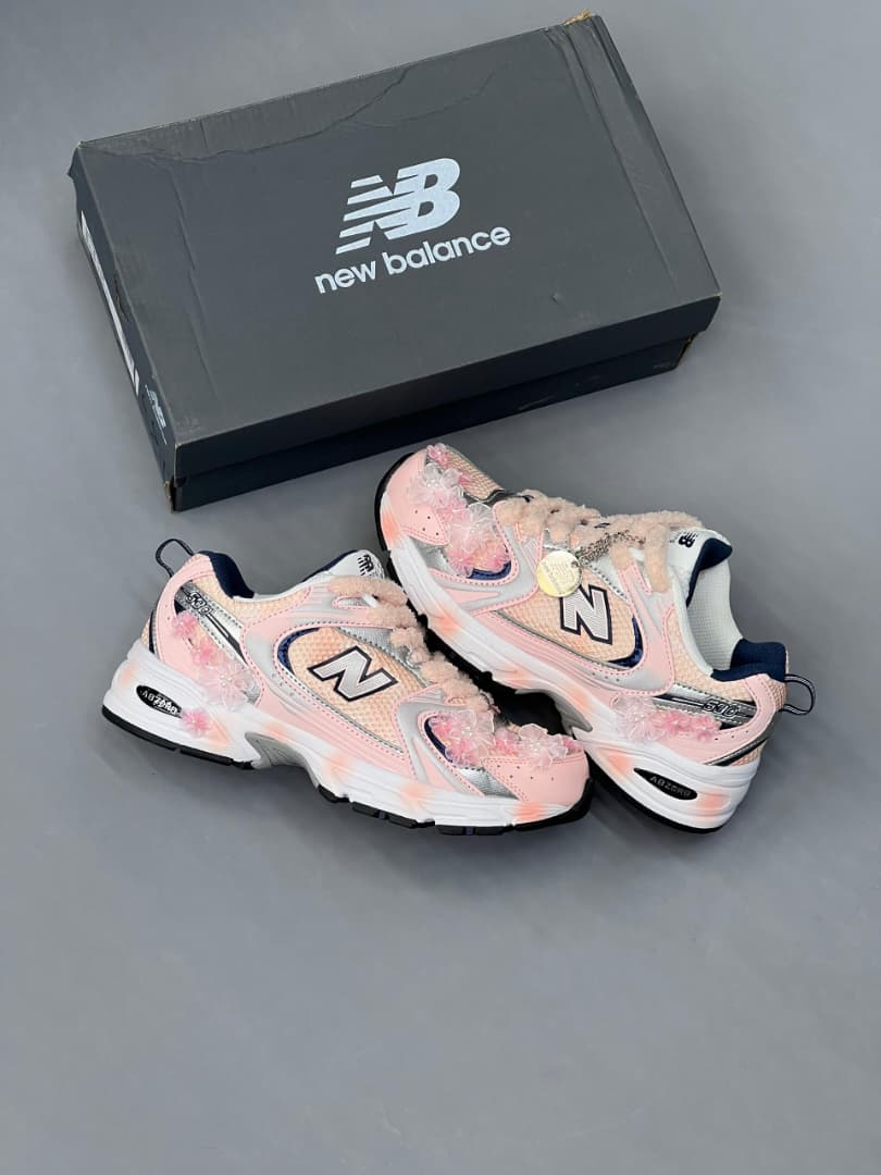 کفش کتونی نیوبالانس 530 کاستوم صورتی گلدار New Balance 530 custom pink