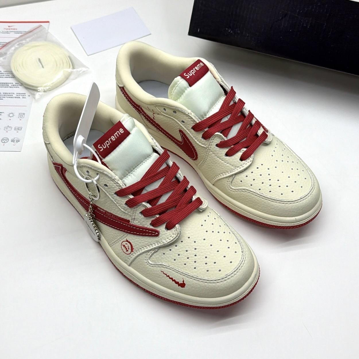 کفش کتونی نایک ایر جردن وان لو تراویس اسکات سوپریم NIKE AIR JORDAN 1 LOW X TRAVIS SCOTT X SUPREME کرم قرمز