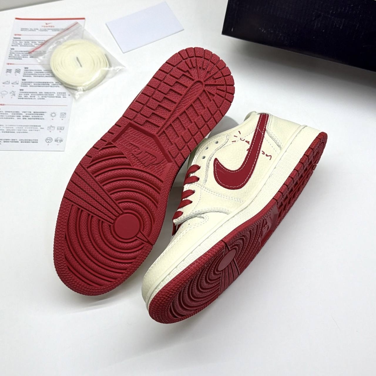کفش کتونی نایک ایر جردن وان لو تراویس اسکات سوپریم NIKE AIR JORDAN 1 LOW X TRAVIS SCOTT X SUPREME کرم قرمز