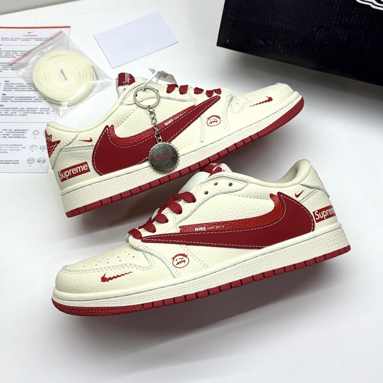 کفش کتونی نایک ایر جردن وان لو تراویس اسکات سوپریم NIKE AIR JORDAN 1 LOW X TRAVIS SCOTT X SUPREME کرم قرمز