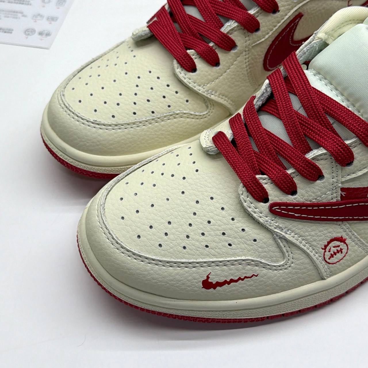 کفش کتونی نایک ایر جردن وان لو تراویس اسکات سوپریم NIKE AIR JORDAN 1 LOW X TRAVIS SCOTT X SUPREME کرم قرمز
