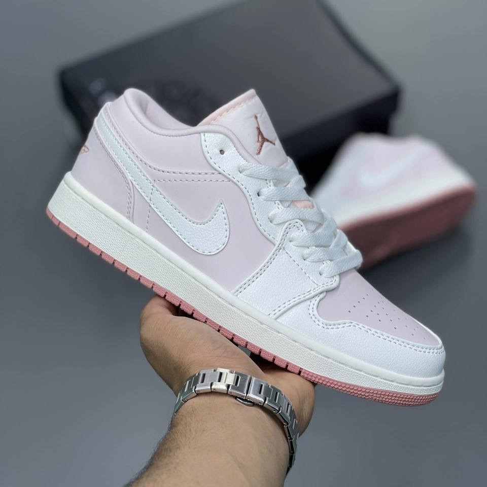 کفش کتونی زنانه نایک ایر جردن 1 بدون ساق صورتی Nike air jordan 1 Low SE Pink سفید صورتی