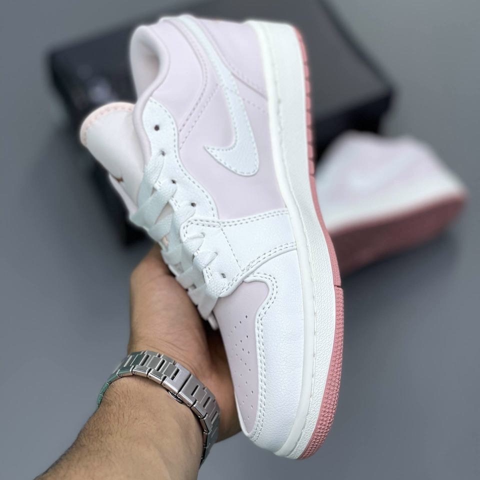 کفش کتونی زنانه نایک ایر جردن 1 بدون ساق صورتی Nike air jordan 1 Low SE Pink سفید صورتی