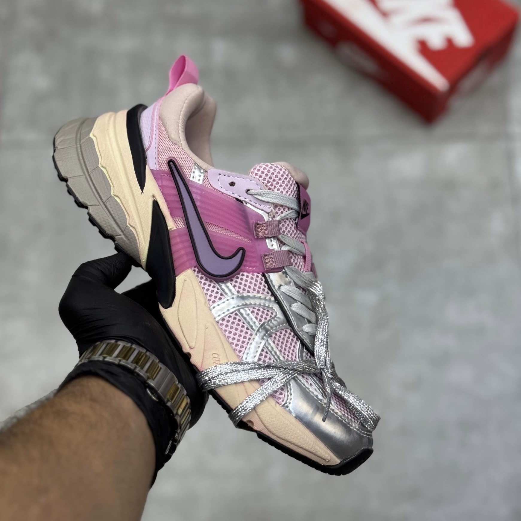 کفش کتونی نایک وی تو کی رانینگ زنانه Nike v2k run صورتی