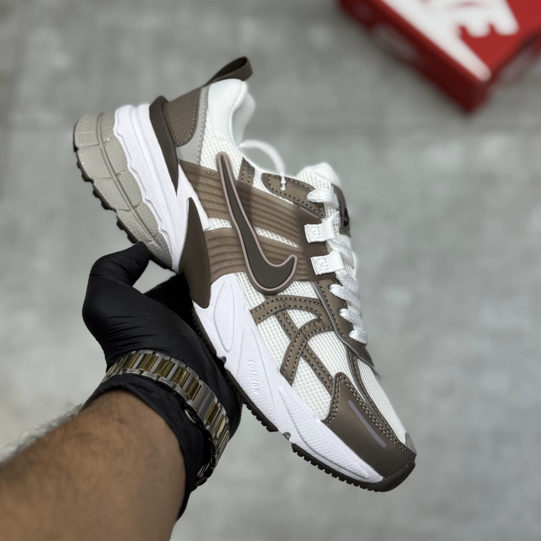 کفش کتونی نایک وی تو کی رانینگ زنانه Nike v2k run سفید قهوه ای