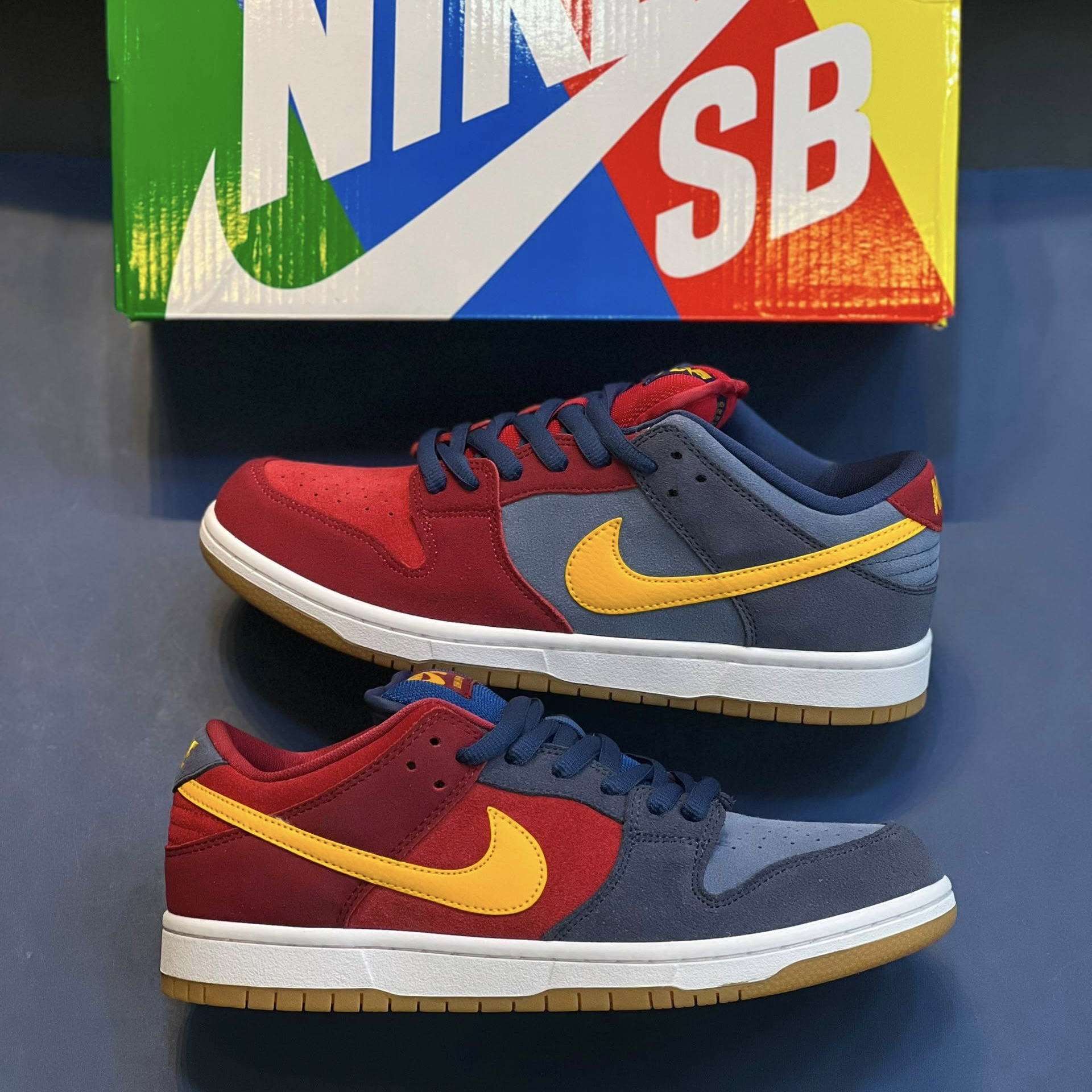 کفش کتونی مردانه نایک اس بی دانک لو بارسلونا Nike SB Dunk Low Barcelona قرمز آبی