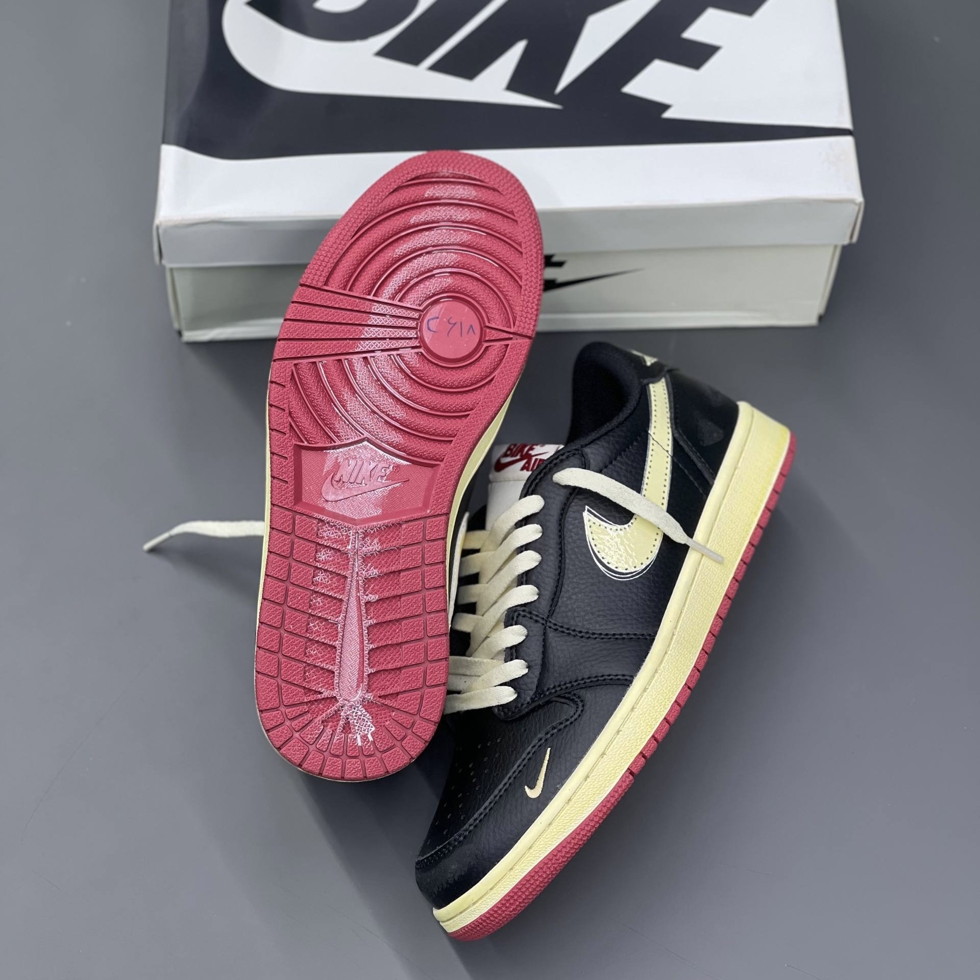 کفش کتونی مردانه نایک ایر جردن 1 لو مستر نایجل سیلوستر Nike Air Jordan 1 Retro Low OG Nigel Sylvester مشکی زرد