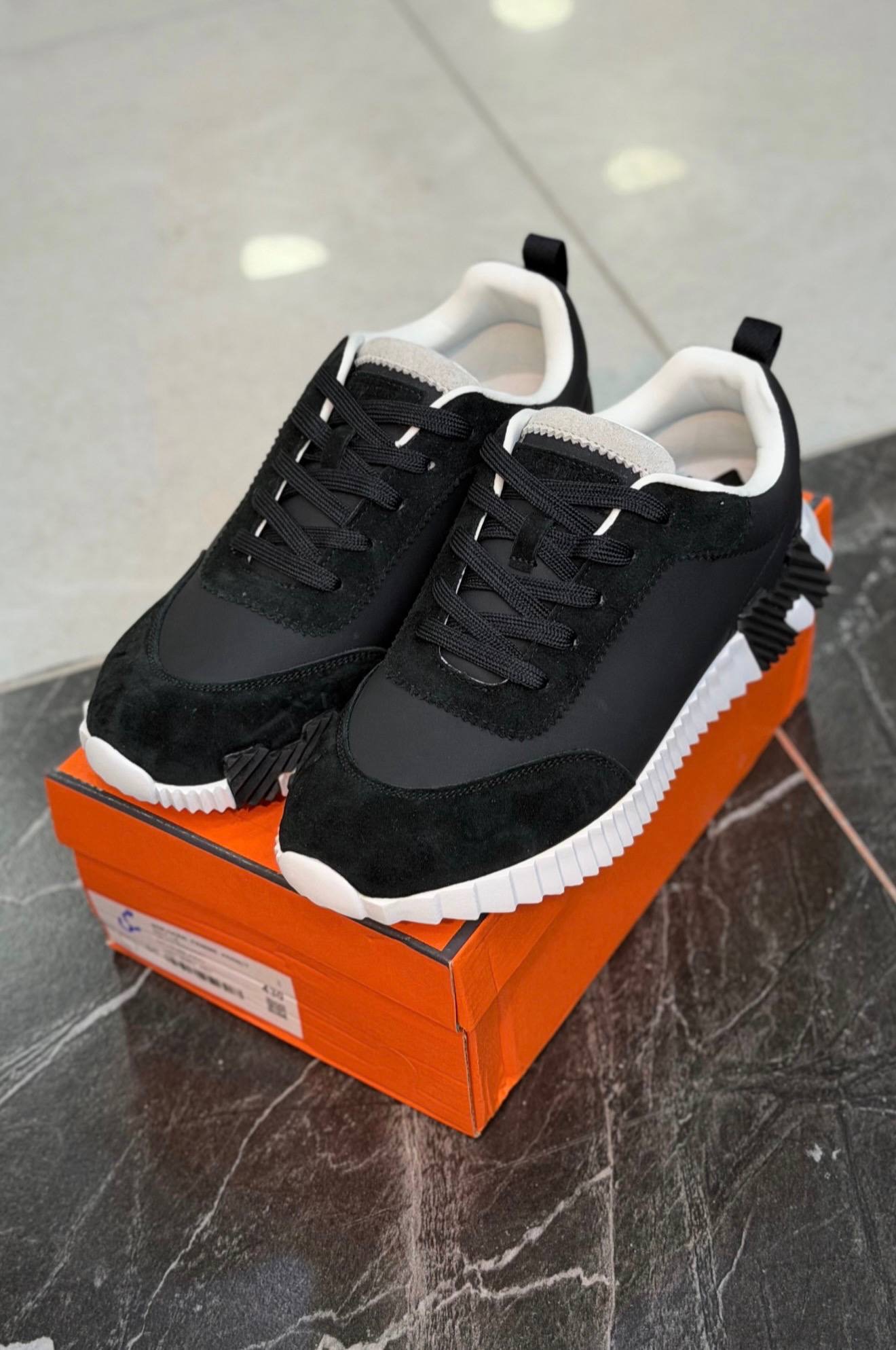کفش کتونی مردانه هرمس پاریس بانسینگ با رویه چرم و جیر HERMES PARIS Bouncing Sneaker مشکی