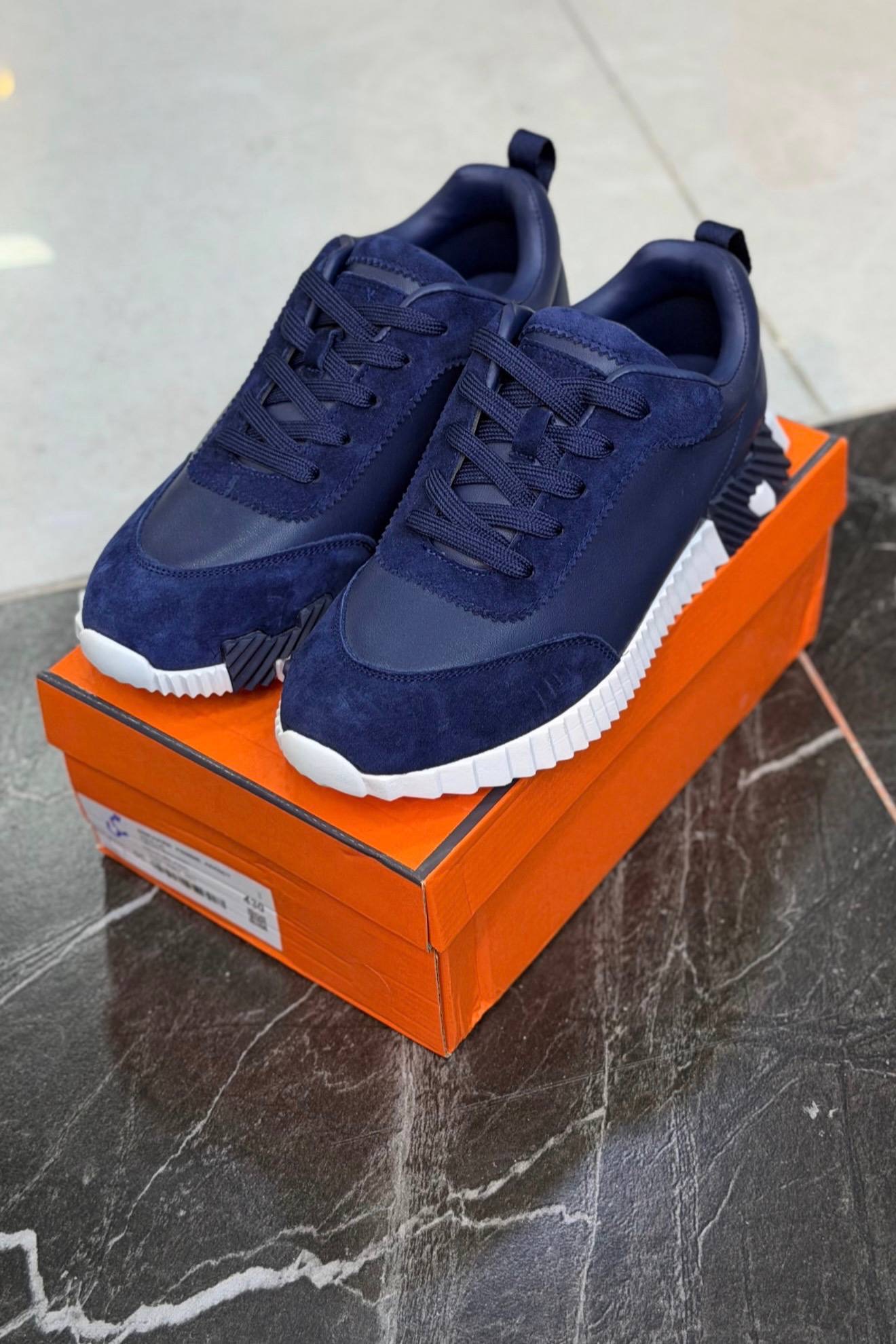 کفش کتونی مردانه هرمس پاریس بانسینگ با رویه چرم و جیر HERMES PARIS Bouncing Sneaker سرمه ای