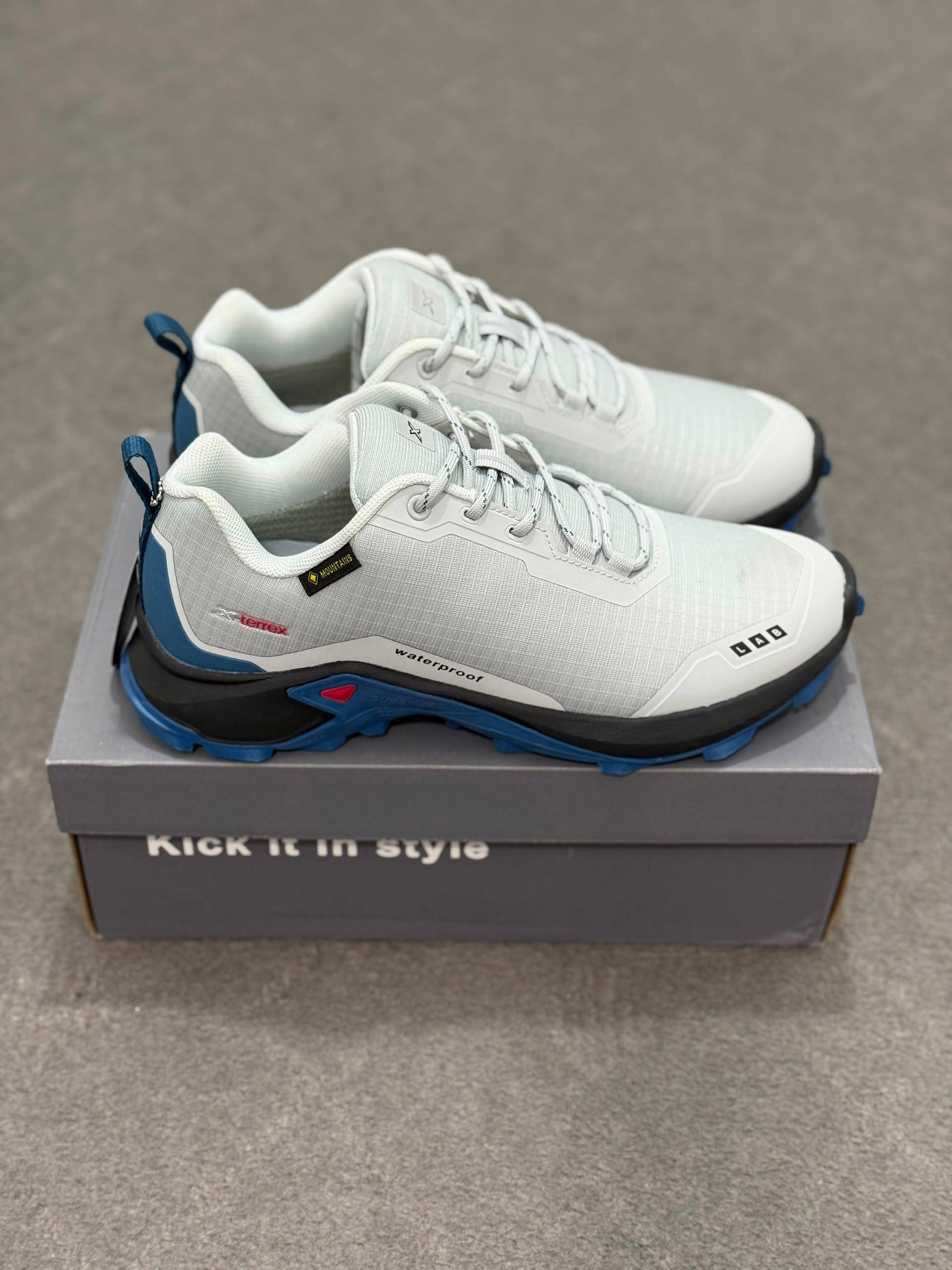 کفش کتونی مردانه طبیعت گردی و کوهنوردی ضد ایکس ترکس X-Terrex Waterproof Shoes سفید سورمه ای