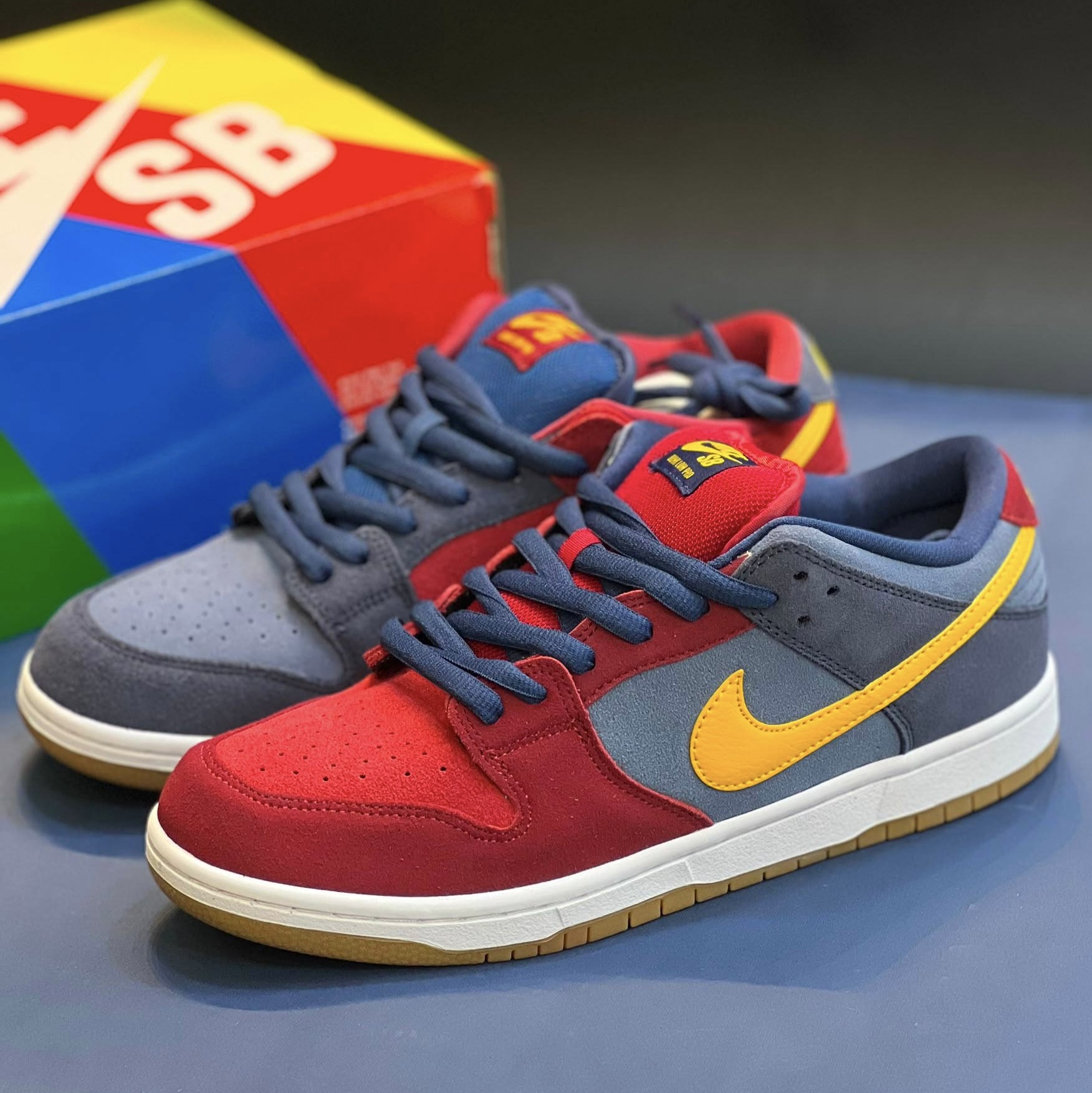 کفش کتونی مردانه نایک اس بی دانک لو بارسلونا Nike SB Dunk Low Barcelona قرمز آبی