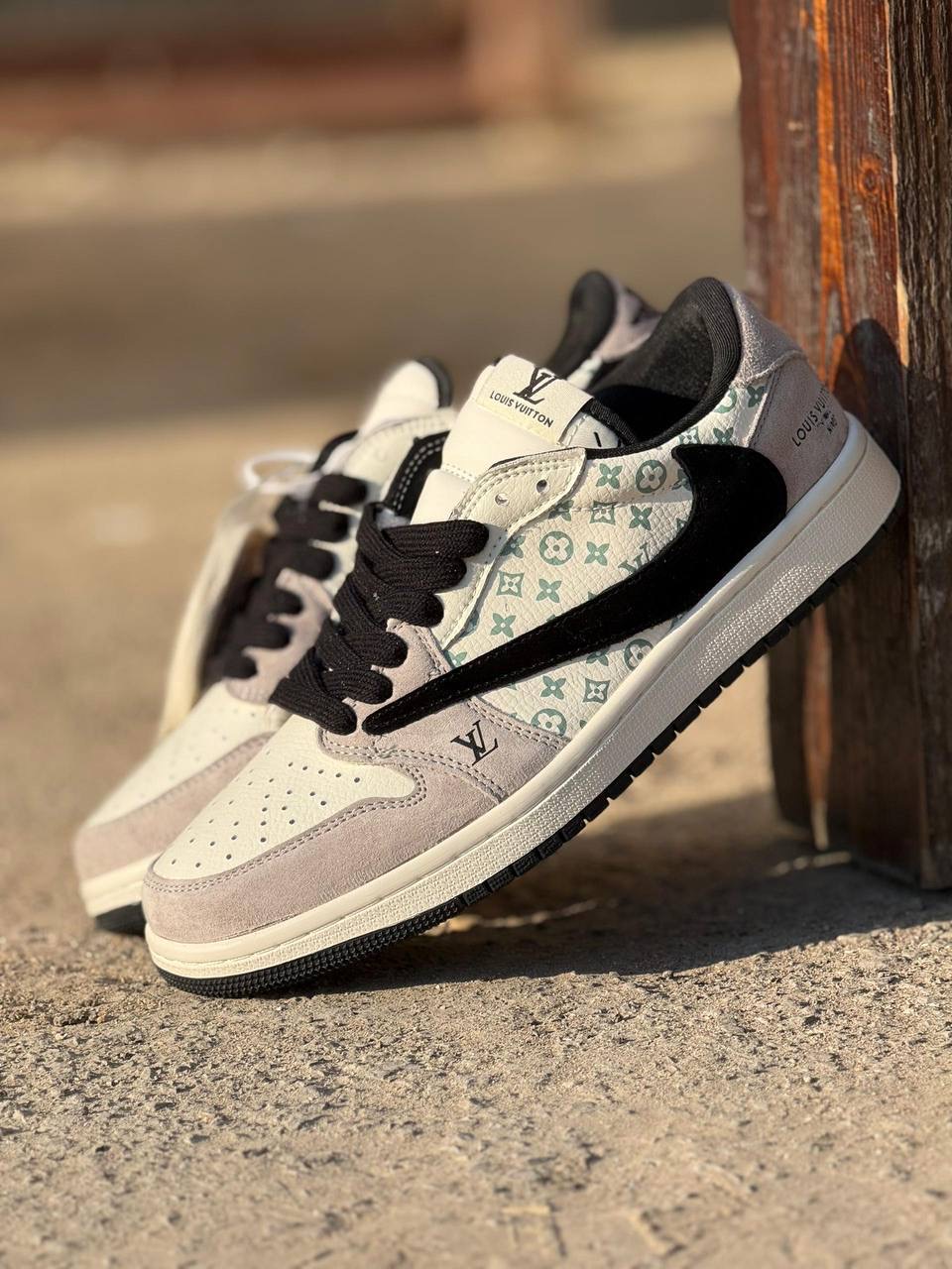 کفش کتونی مردانه نایک ایر جردن 1 تراویس اسکات لویی ویتون NIKE AIR JORDAN 1 TRAVIS SCOTT X LOUIS VUITTON مشکی سفید