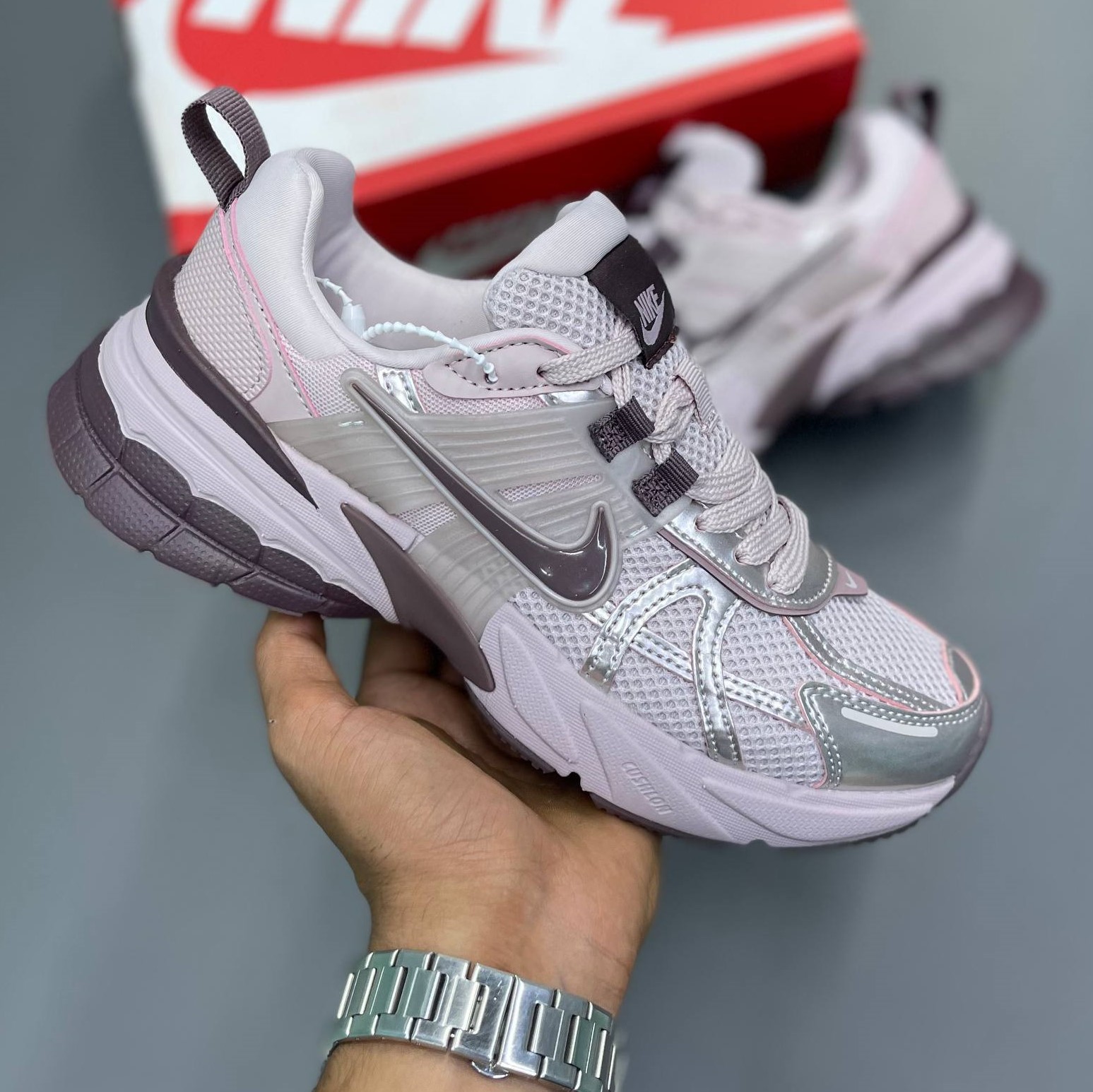 کفش کتونی نایک وی تو کی رانینگ زنانه2 Nike v2k run 1379 صورتی نقره ای