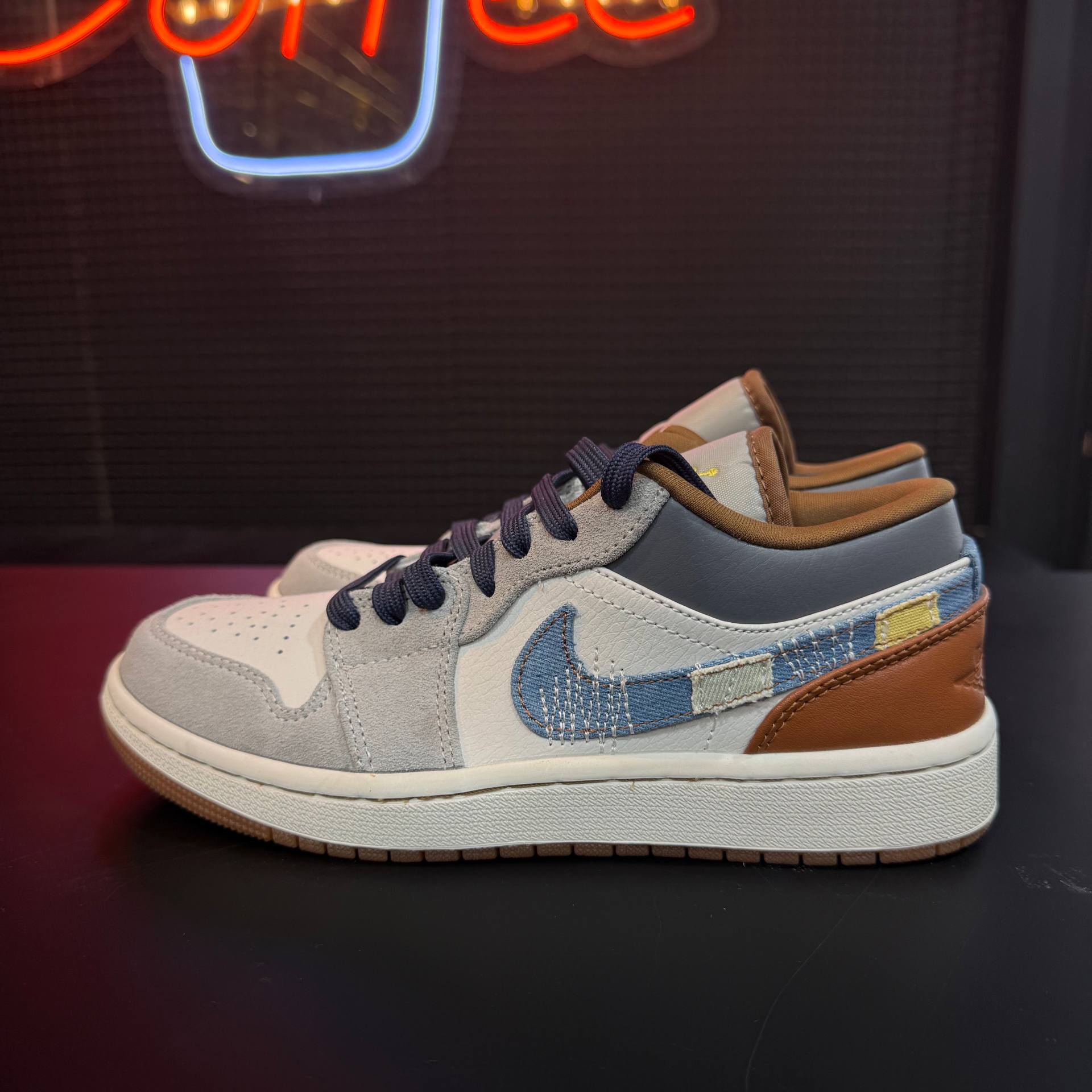 کفش کتونی زنانه و مردانه نایک ایر جردن ۱ لو فانتوم Nike Air Jordan 1 Low Phantom Repaired Denim Swoosh سفید طوسی