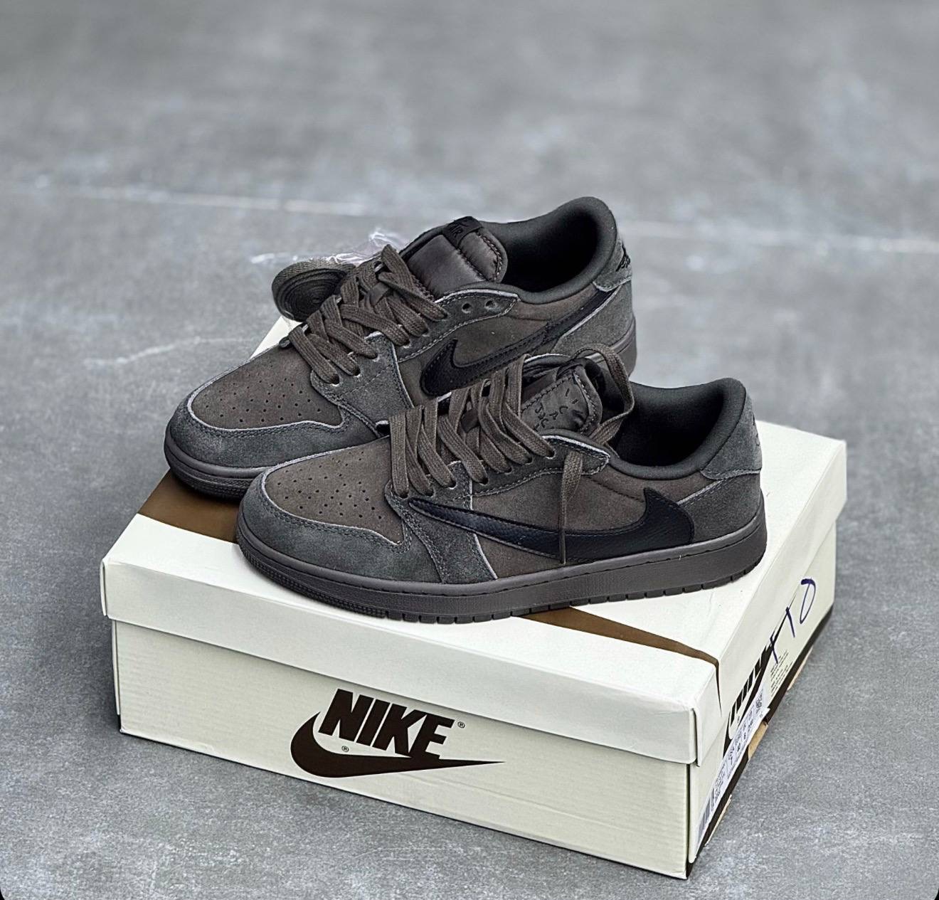 کفش کتونی مردانه نایک ایر جردن ۱ تراویس اسکات موکا Nike Air Jordan 1 Travis Scott x Velvet Brown