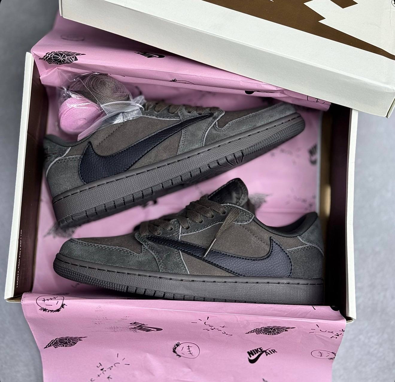کفش کتونی مردانه نایک ایر جردن ۱ تراویس اسکات موکا Nike Air Jordan 1 Travis Scott x Velvet Brown