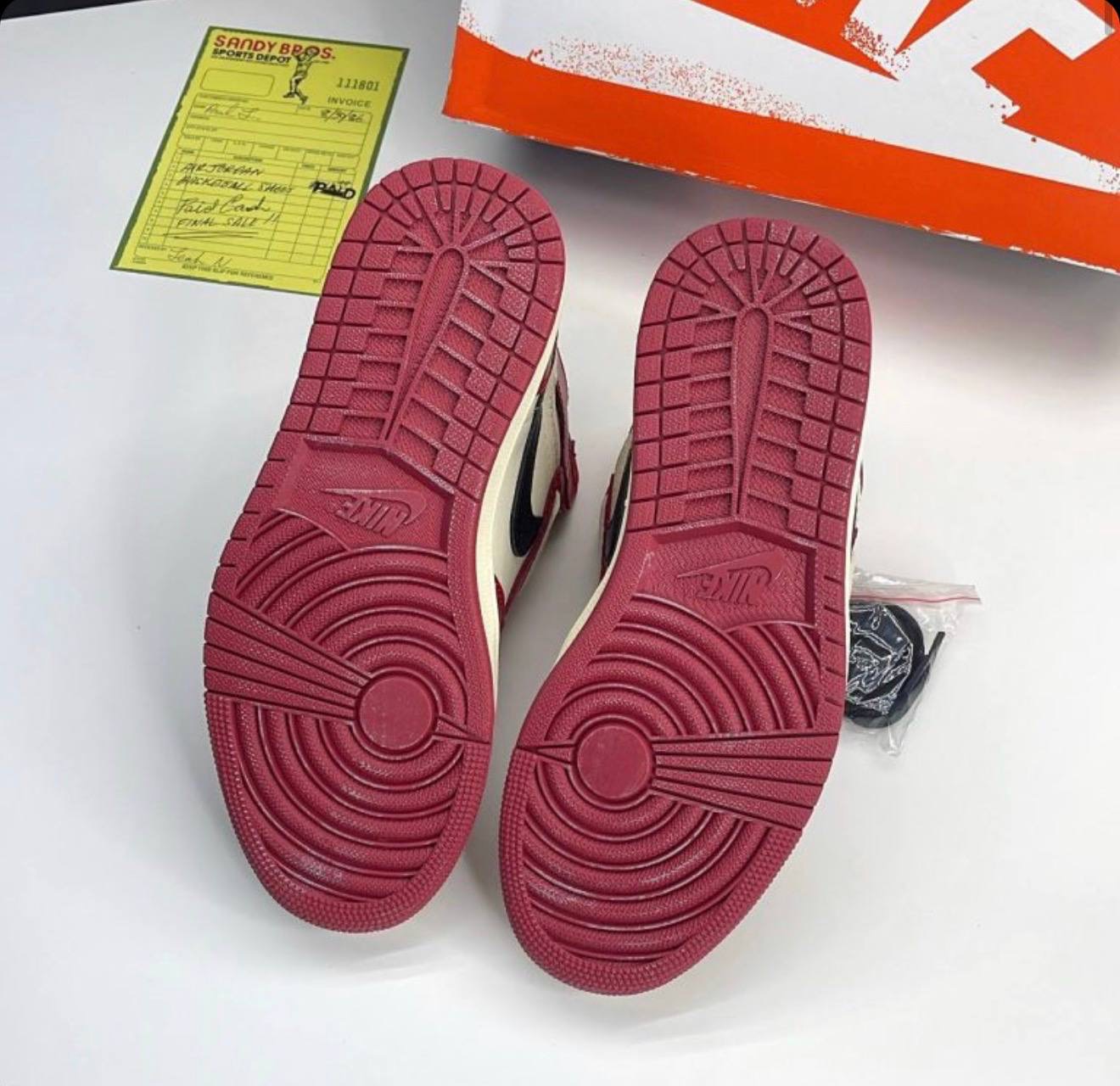 کفش کتونی نایک ایر جردن 1 ساقدار شیکاگو لاست اند فاند Nike Air Jordan 1 Chicago Lost and Found مشکی قرمز