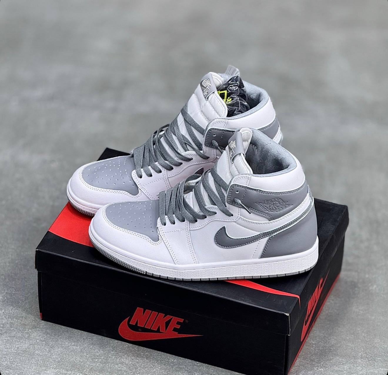 کفش کتونی نایک ایر جردن 1 ساقدار استیل طوسی سفید 'Nike Air Jordan 1 Retro Hight OG 'Stealth