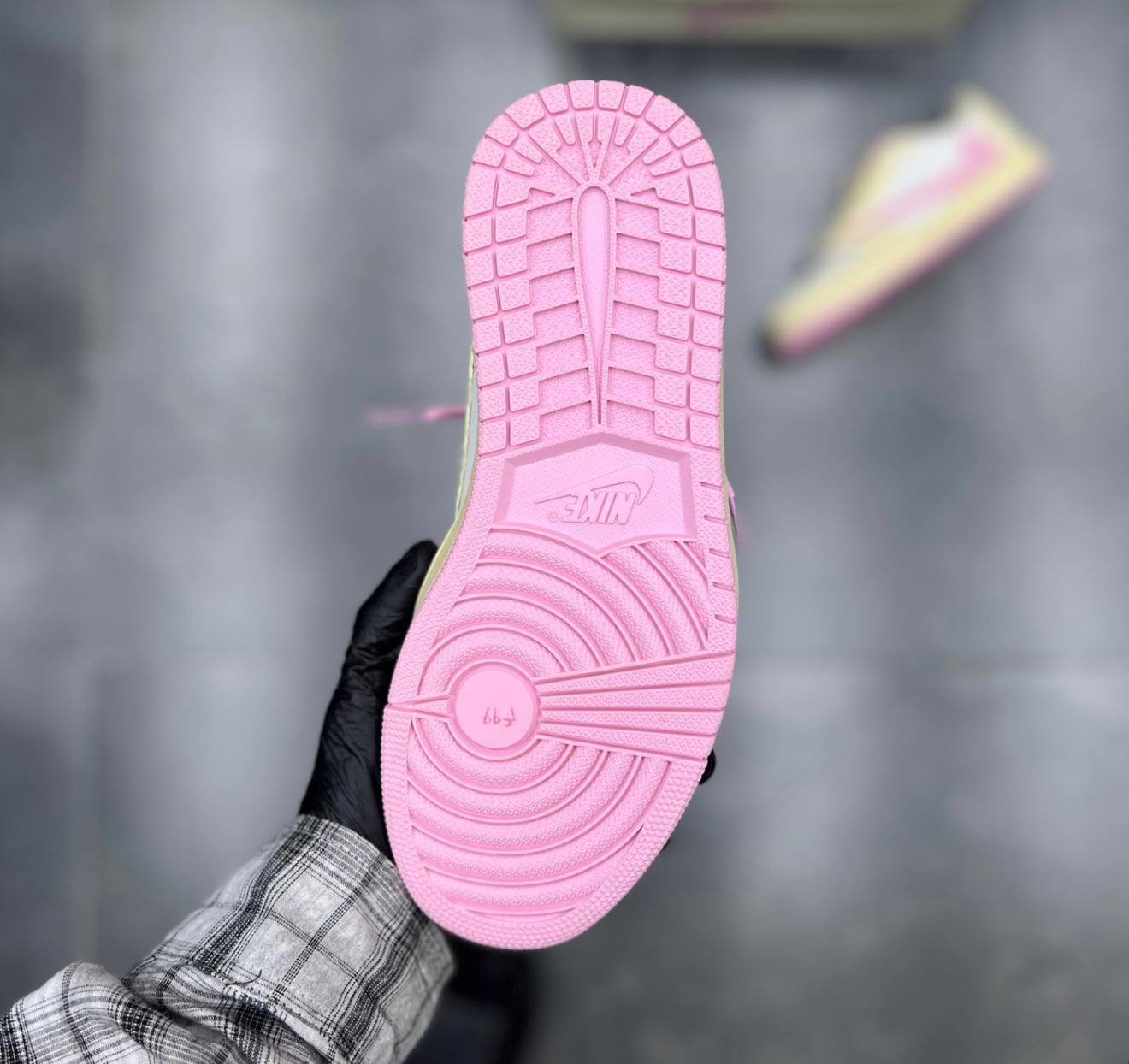 کفش کتونی نایک ایر جردن ۱ لو تراویس اسکات شای پینک Nike Air Jordan 1 Low Travis Scott Shy Pink صورتی