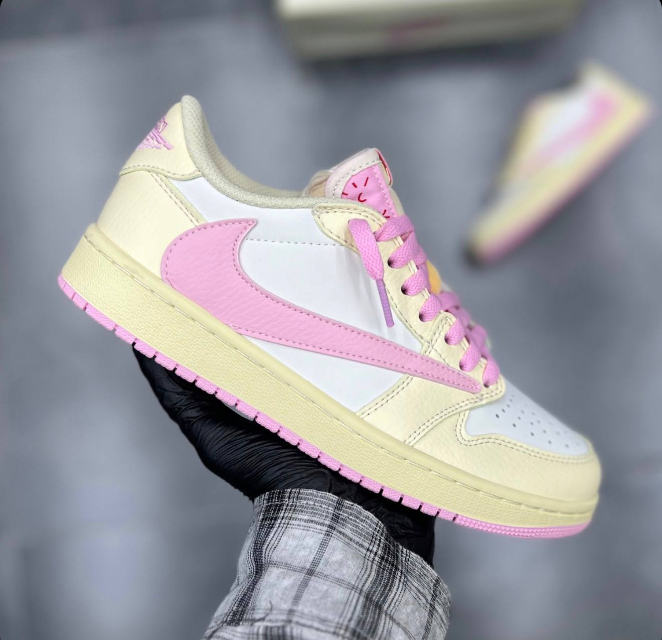 کفش کتونی نایک ایر جردن ۱ لو تراویس اسکات شای پینک Nike Air Jordan 1 Low Travis Scott Shy Pink صورتی