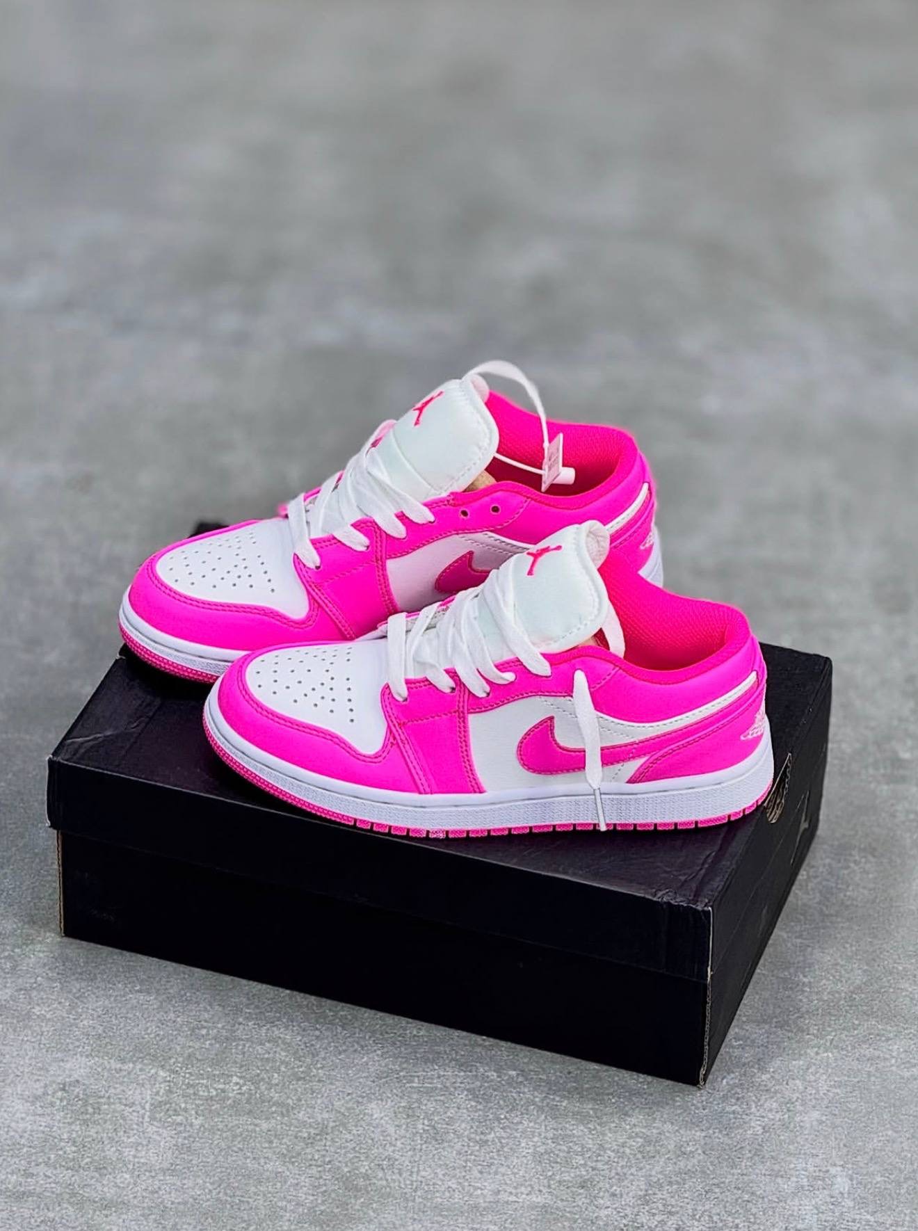 کفش کتونی دخترانه نایک ایر جردن 1 صورتی آتشی جیغ Nike Air Jordan 1 Low Fire Pink