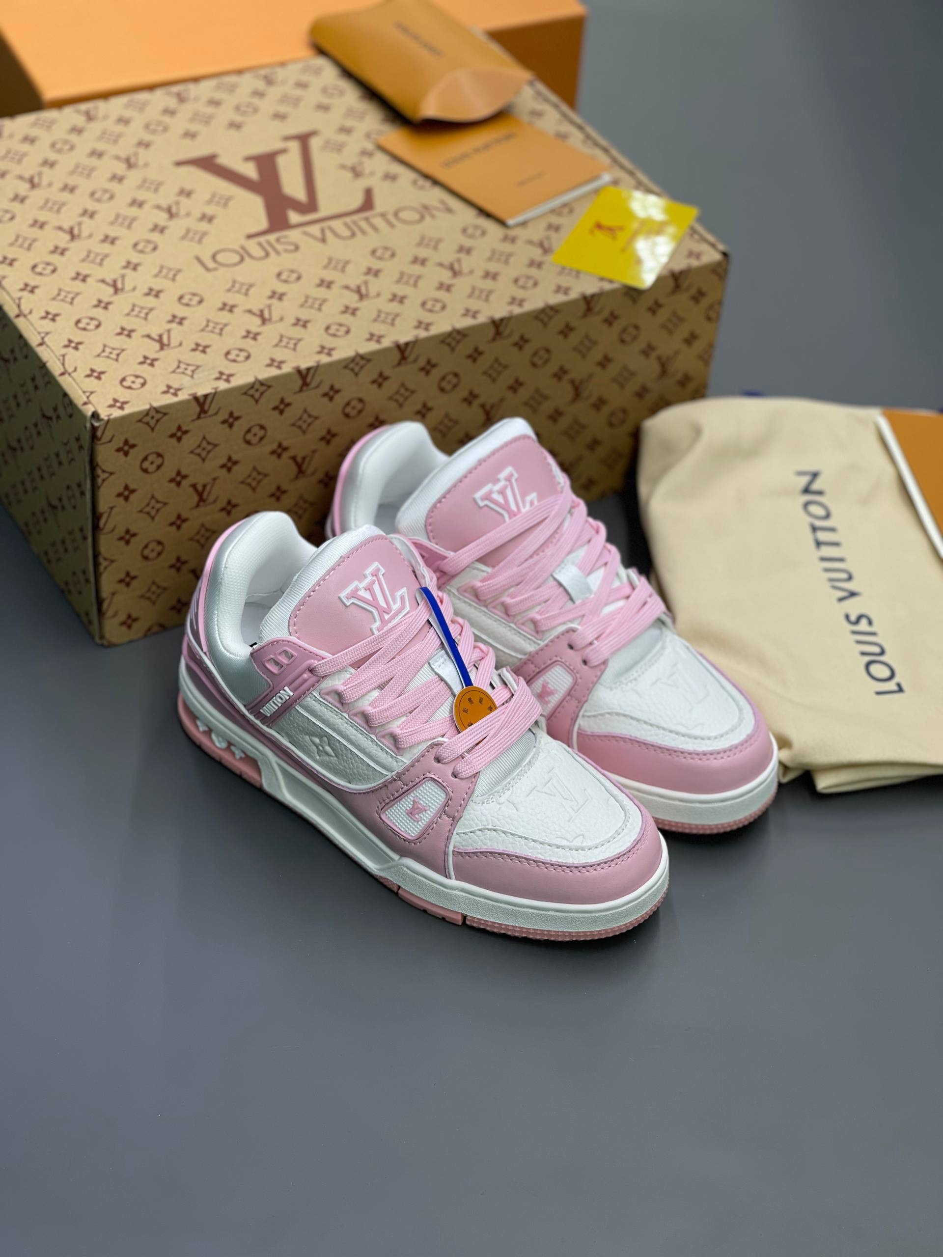 کفش کتونی زنانه لویی ویتون ترینر سوپر فول مستر LOUIS VUITTON TRAINER صورتی