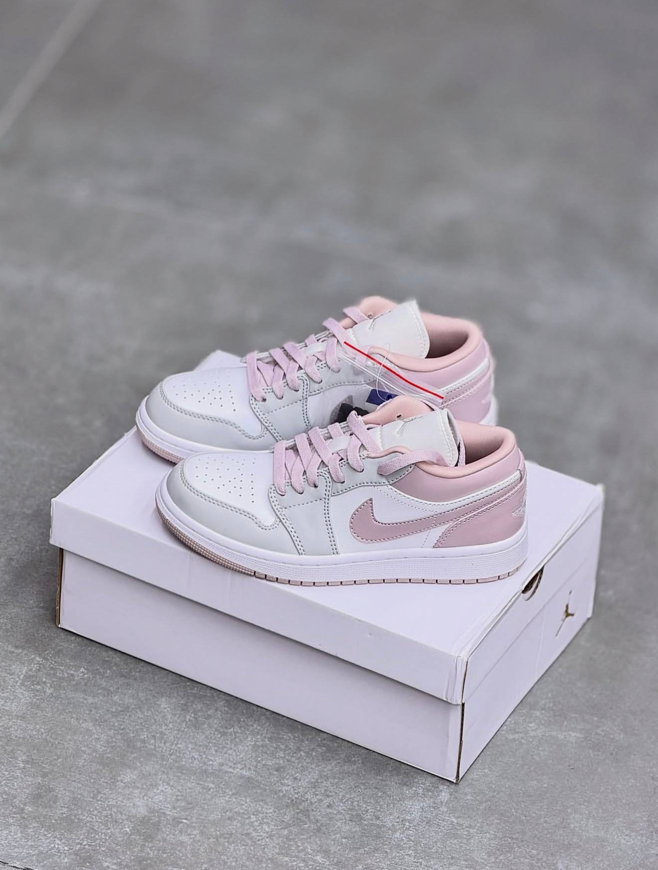 کفش کتونی زنانه نایک ایر جردن 1 طوسی صورتی رز Nike Air Jordan 1 Low Particle Rose
