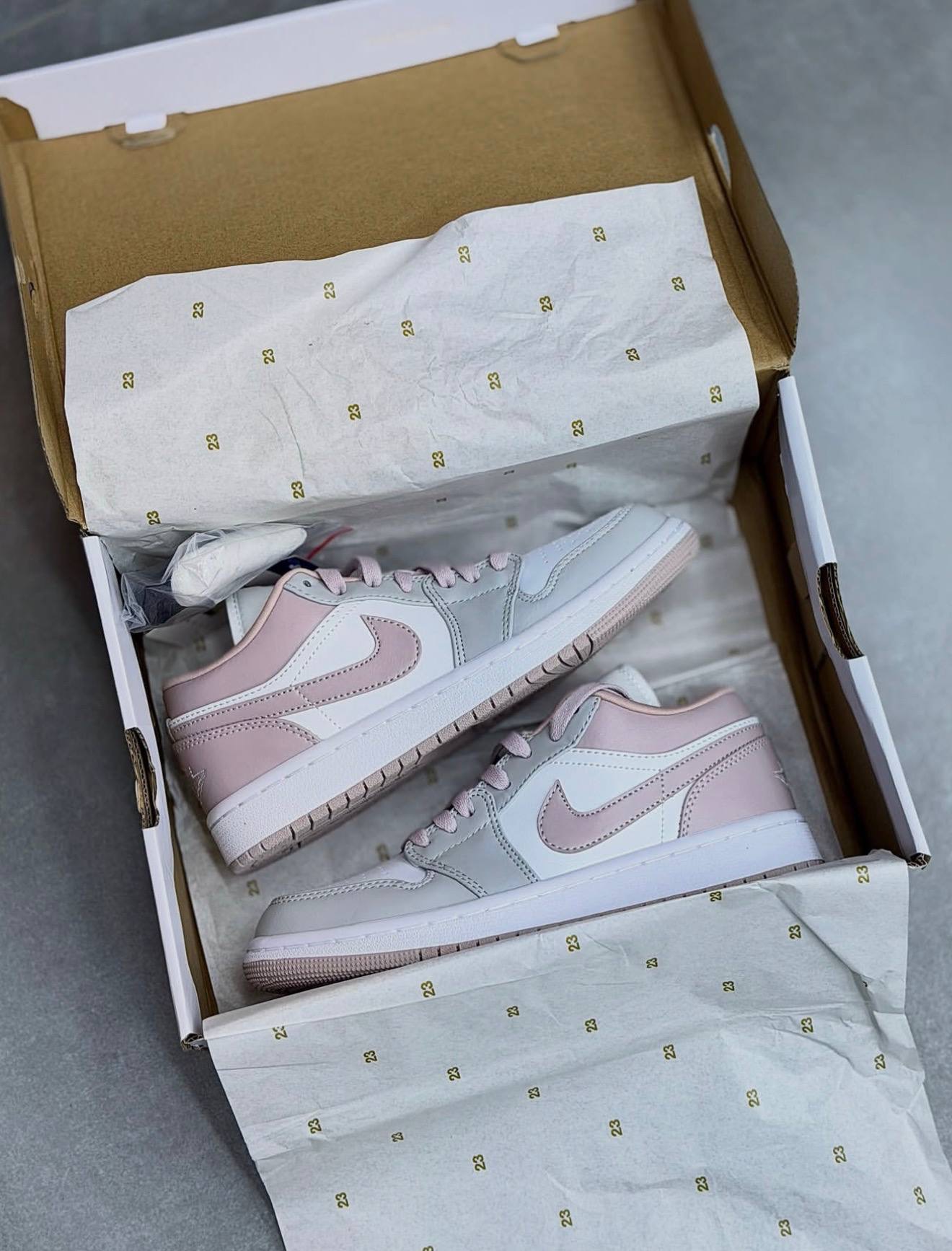 کفش کتونی زنانه نایک ایر جردن 1 طوسی صورتی رز Nike Air Jordan 1 Low Particle Rose