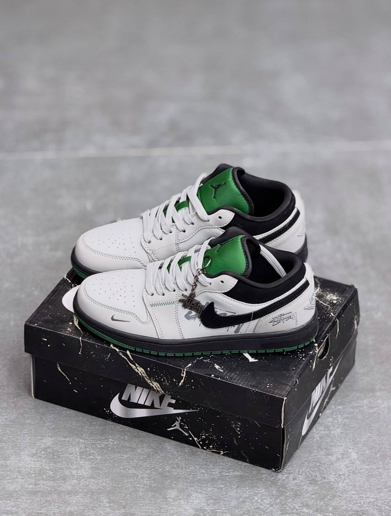 کفش کتونی مردانه نایک ایر جردن وان لو استاسی لاکی 8 کرم سبز Nike Air Jordan 1 Low x Stussy Lucky 8 Custom کرم سبز مشکی