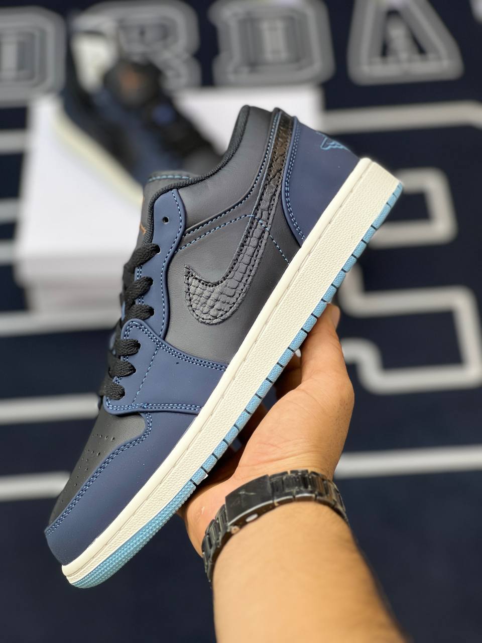کفش کتونی نایک ایر جردن 1 مشکی سرمه ای ابسیدین پوست ماری Nike Air Jordan 1 Dark Obsidian
