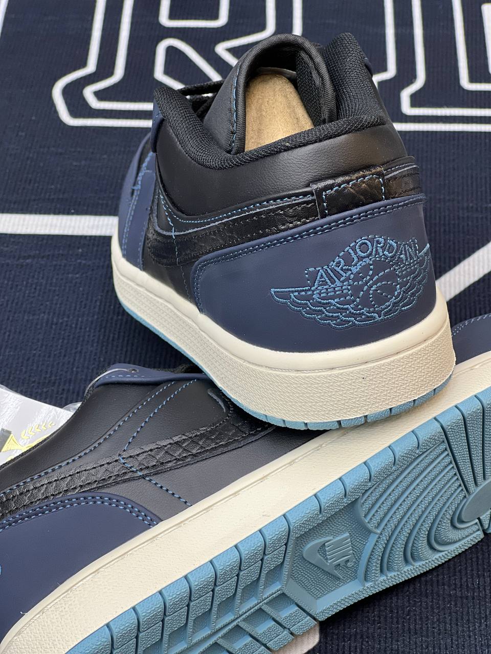 کفش کتونی نایک ایر جردن 1 مشکی سرمه ای ابسیدین پوست ماری Nike Air Jordan 1 Dark Obsidian